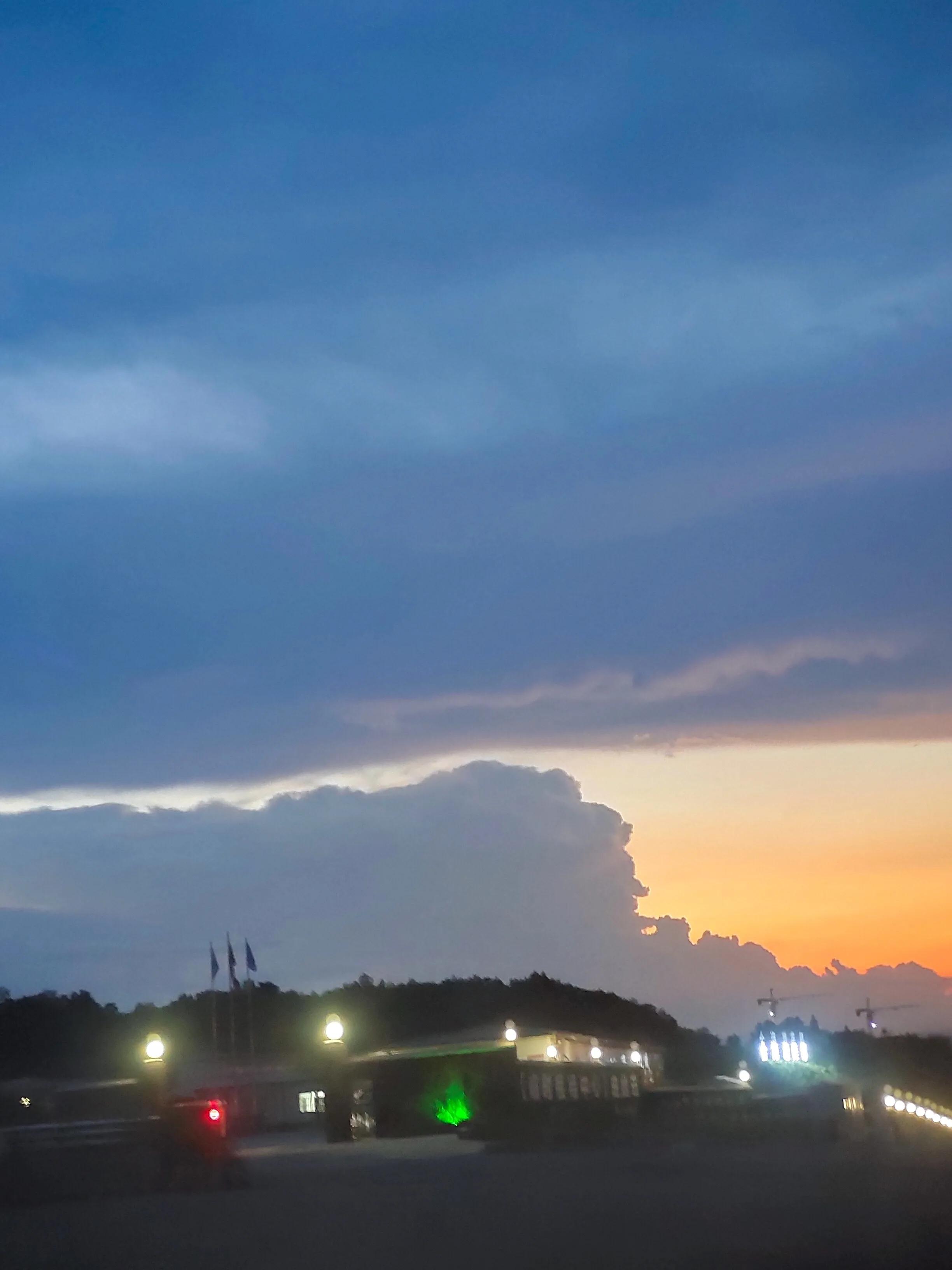 ……让山巅摇曳而朦胧