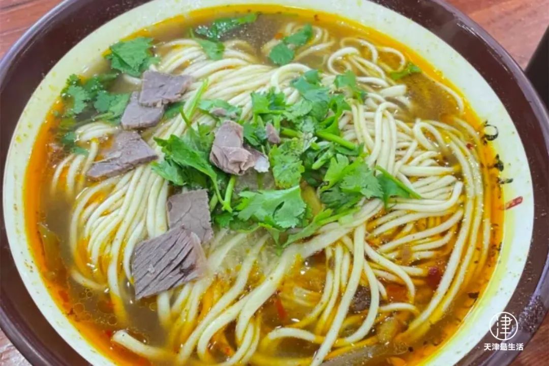 怀揣100元吃遍整条街：几十年屹立不倒，这儿不输西湖道…