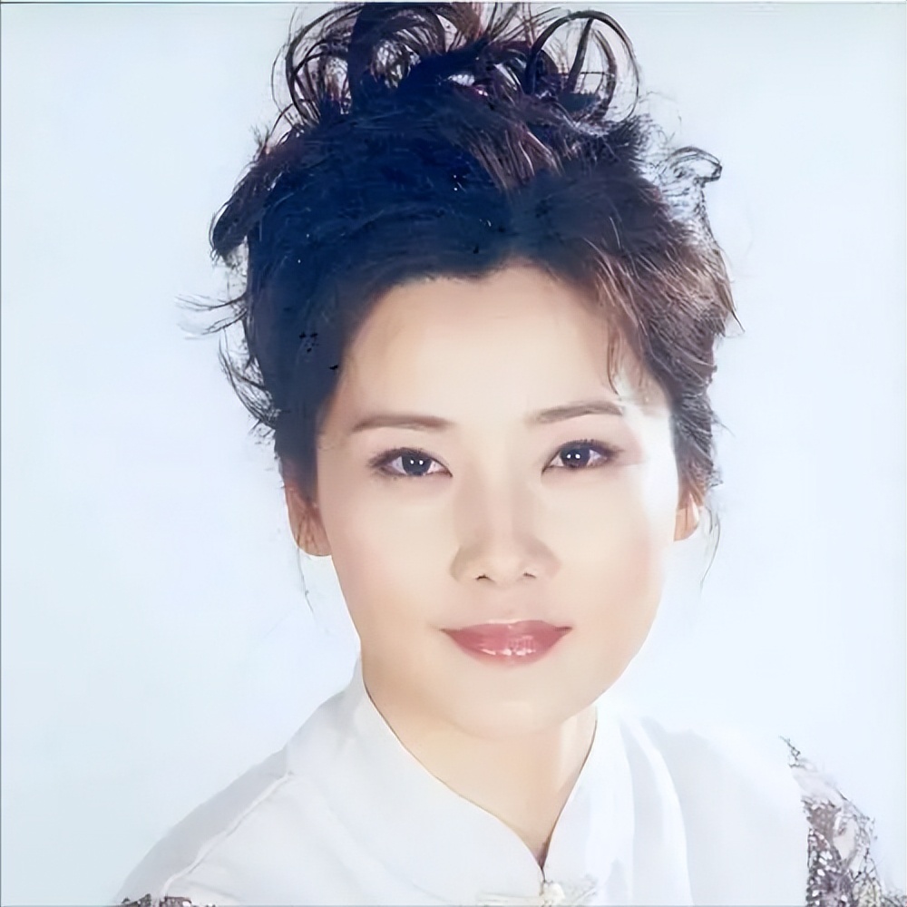 何赛飞嫁给老公的原因,何赛飞与妹妹同台十年演夫妻