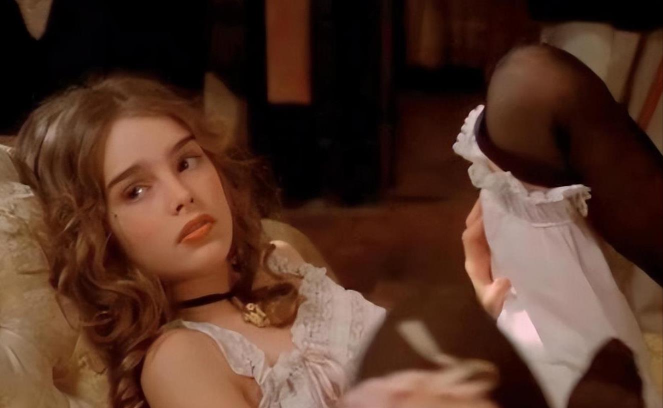 10岁她赤身露体，20岁又声称自己还是处女，“美国舒淇”裸照丑闻