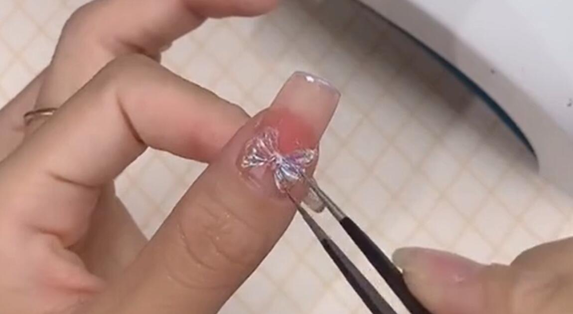 在家自己做的简单美甲款式教程,在家自己做美甲款式简单的教程