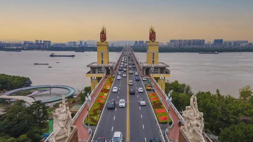 南京长江大桥到底惹了谁？该不该拆又甚嚣尘上！