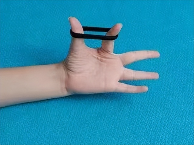 宝宝手长怎么办,宝宝手指长硬皮怎么回事