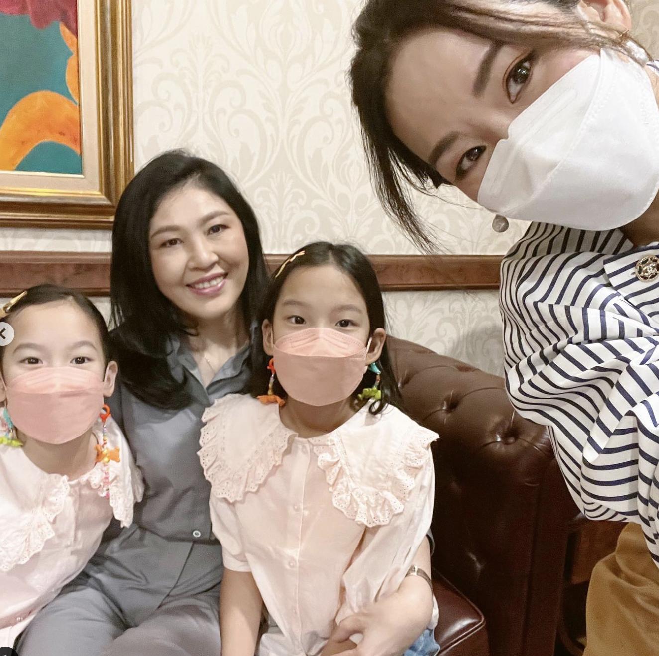 英拉穿长裤照片,54岁英拉穿粉衣扮嫩