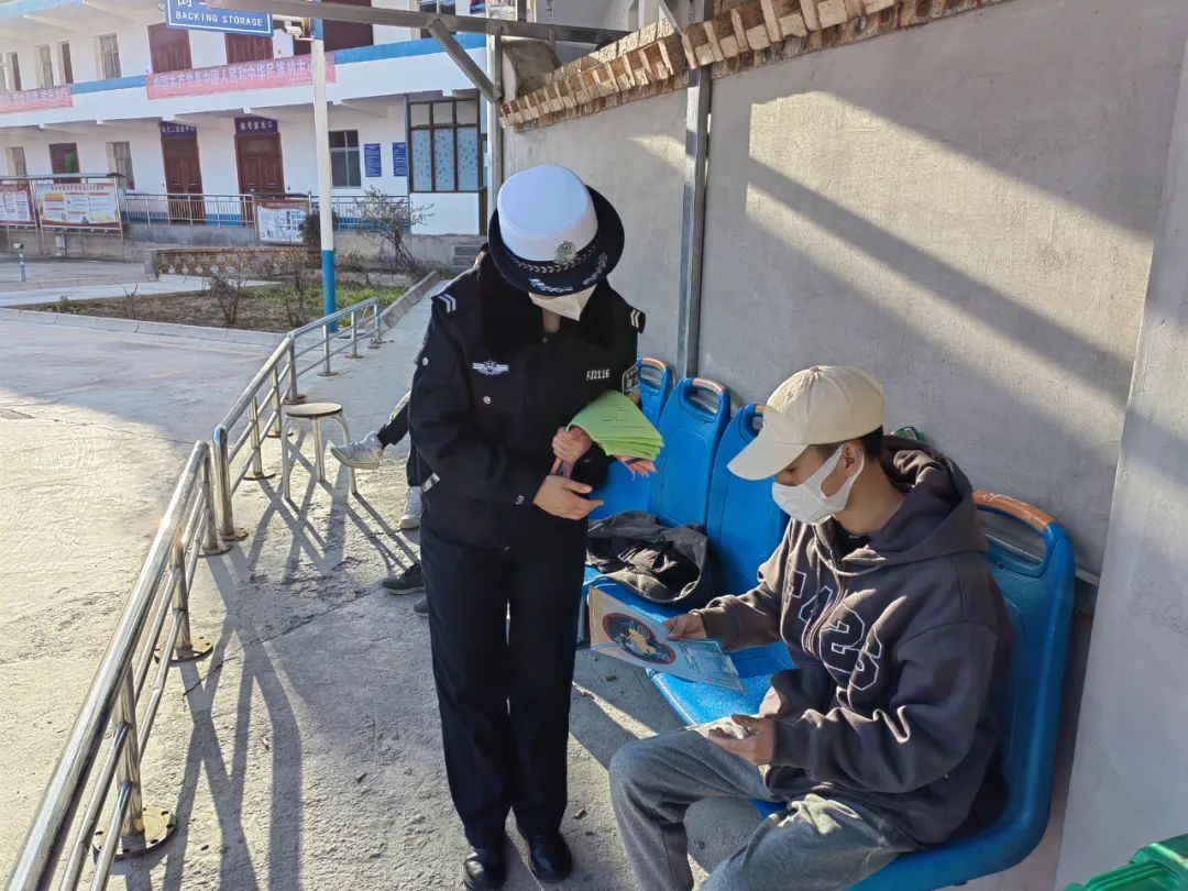 【预热122】疫情后驾校首个“复学日”宕昌公安交警送来“交安礼”