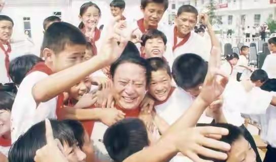 牛群和冯巩晚年见面,牛群辞官