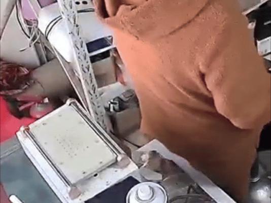 女子给手机贴膜时顺走老板手机！