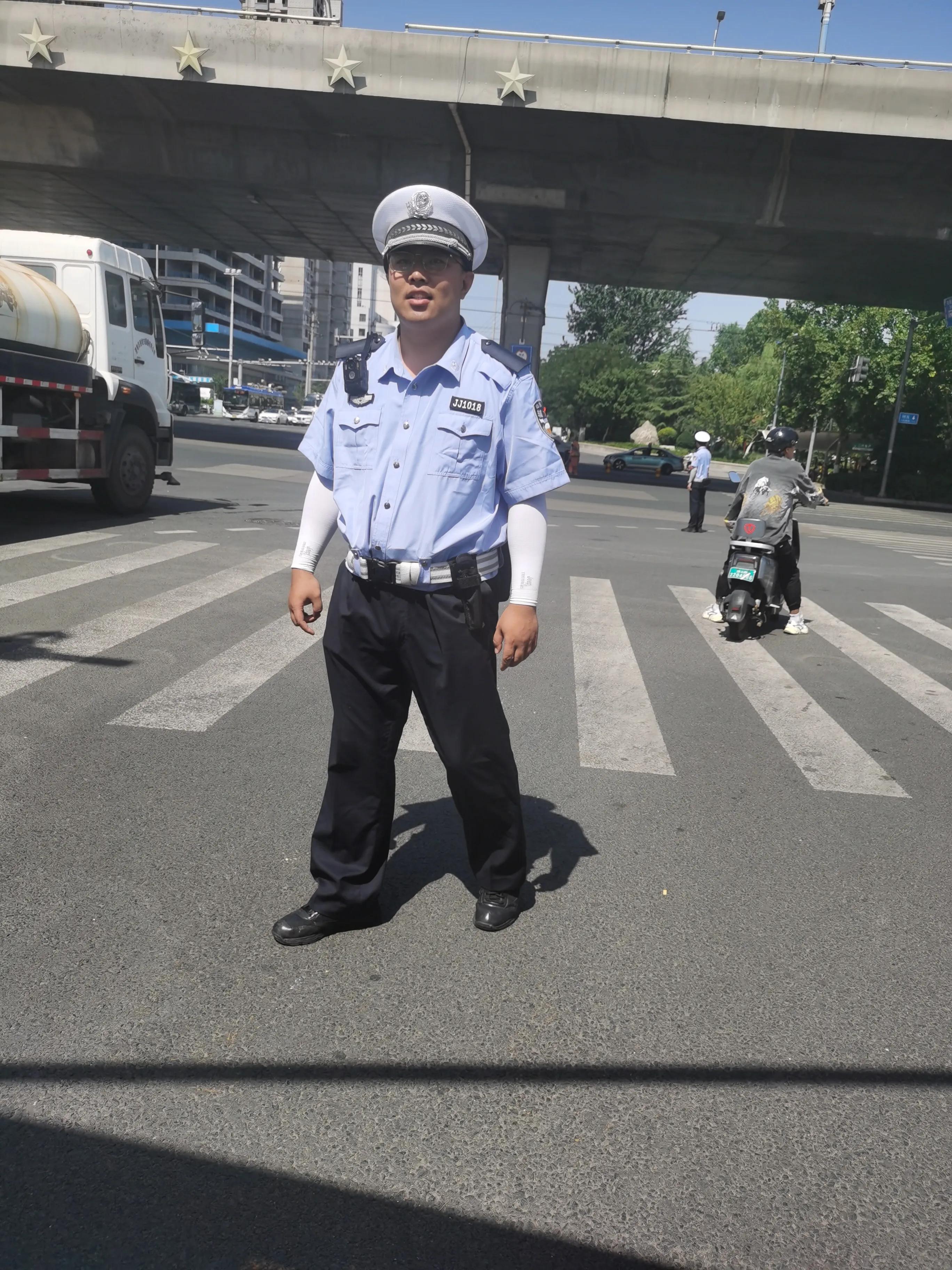 交警查处交通违法行为保平安,交警道路交通安全隐患整治