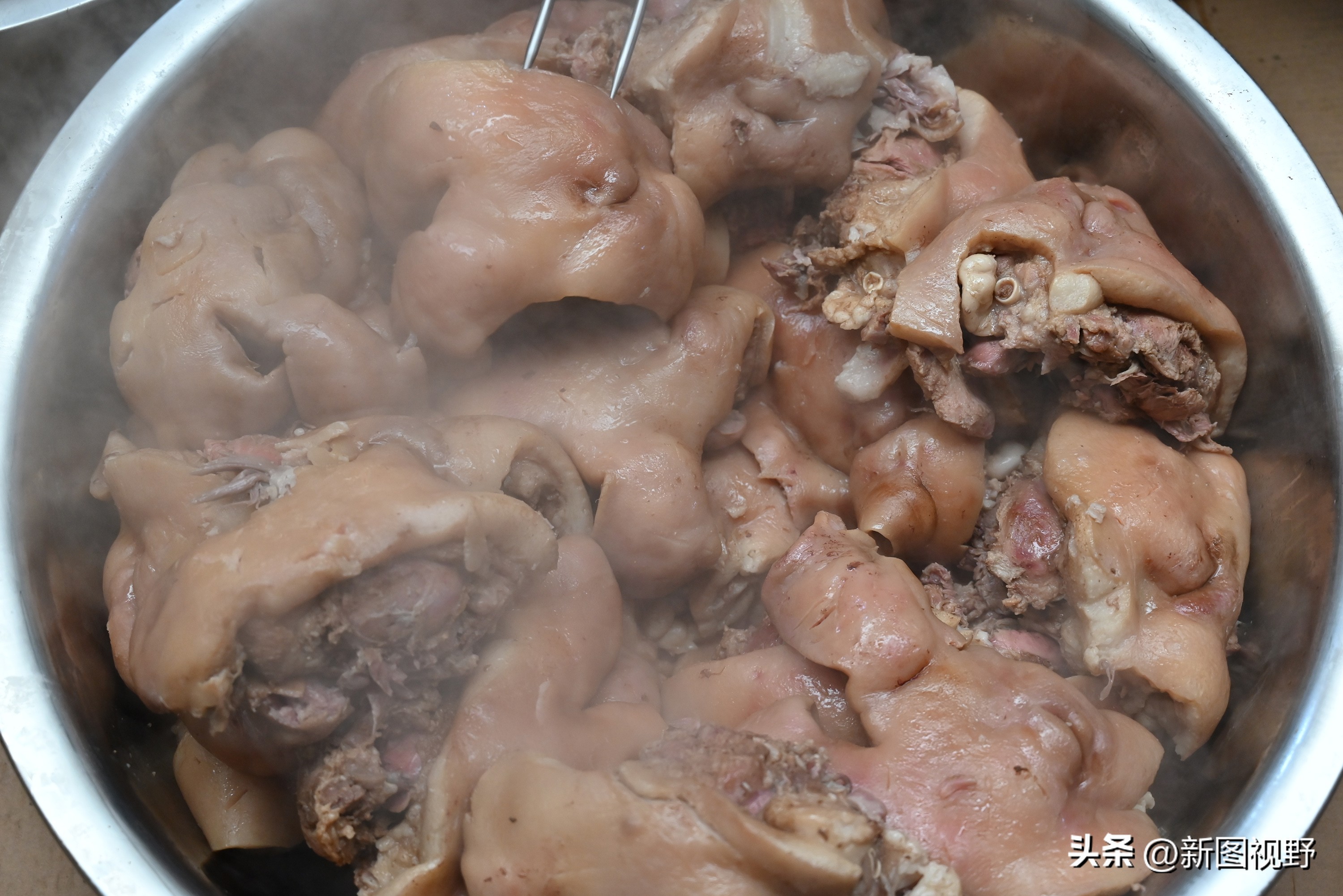 农村夫妻秘制“下酒菜”，4个月卖掉5000多个猪头，进账100多万元