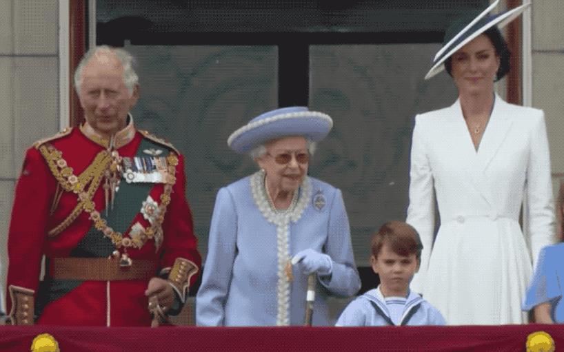 隔辈亲萌娃把面给爷爷,隔辈亲宝宝调皮