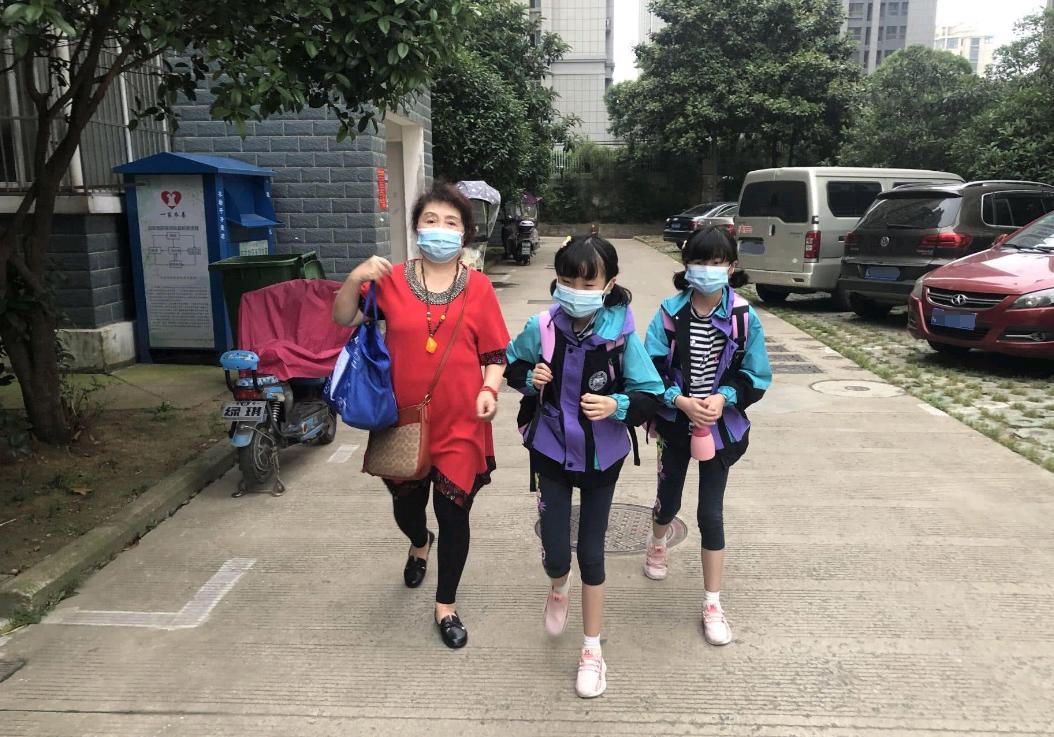 60岁失足老人生下双胞胎现状,60岁冒死生下双胞胎的老太太