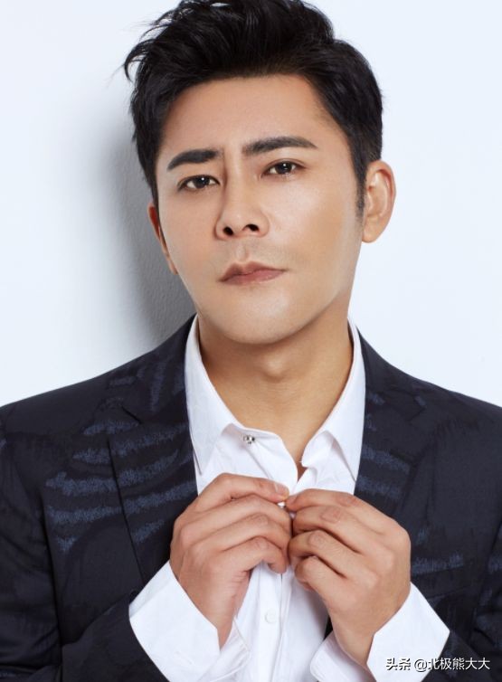 他是长得最帅的公务员，被人忽悠转行当演员，闯圈多年却不温不火