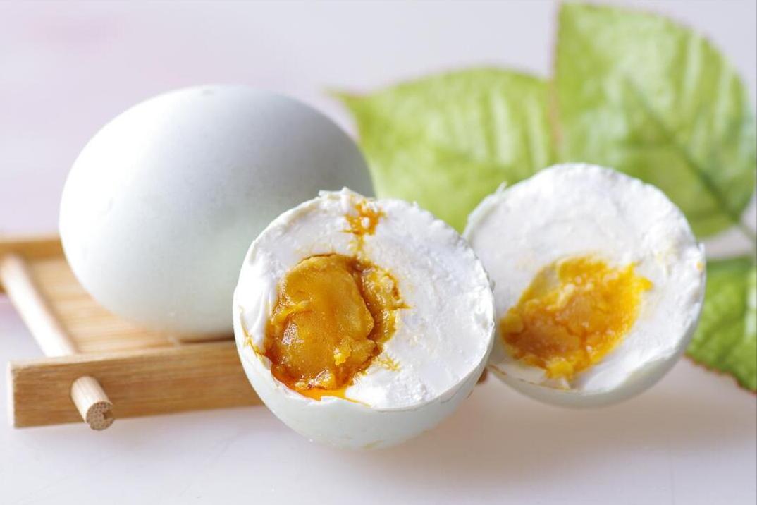 盐水腌咸鸭蛋步骤视频,腌咸鸭蛋不用盐水腌