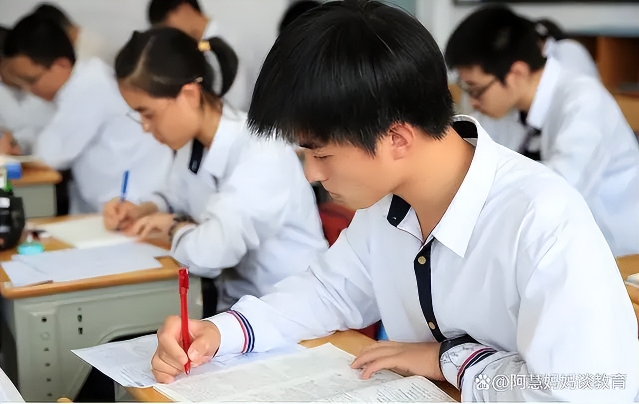 为什么文科选择集中头尾,理科则分布较广