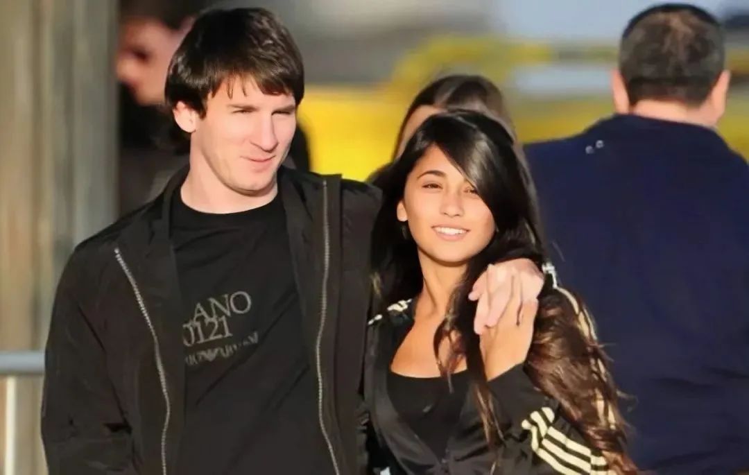 球王梅西的传奇人生,梅西九岁青梅竹马