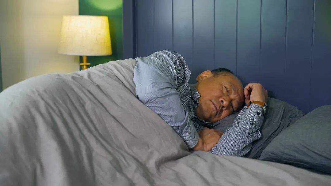 长期日夜颠倒但睡眠充足算熬夜吗,科学熬夜8分钟搞定超高效睡眠法