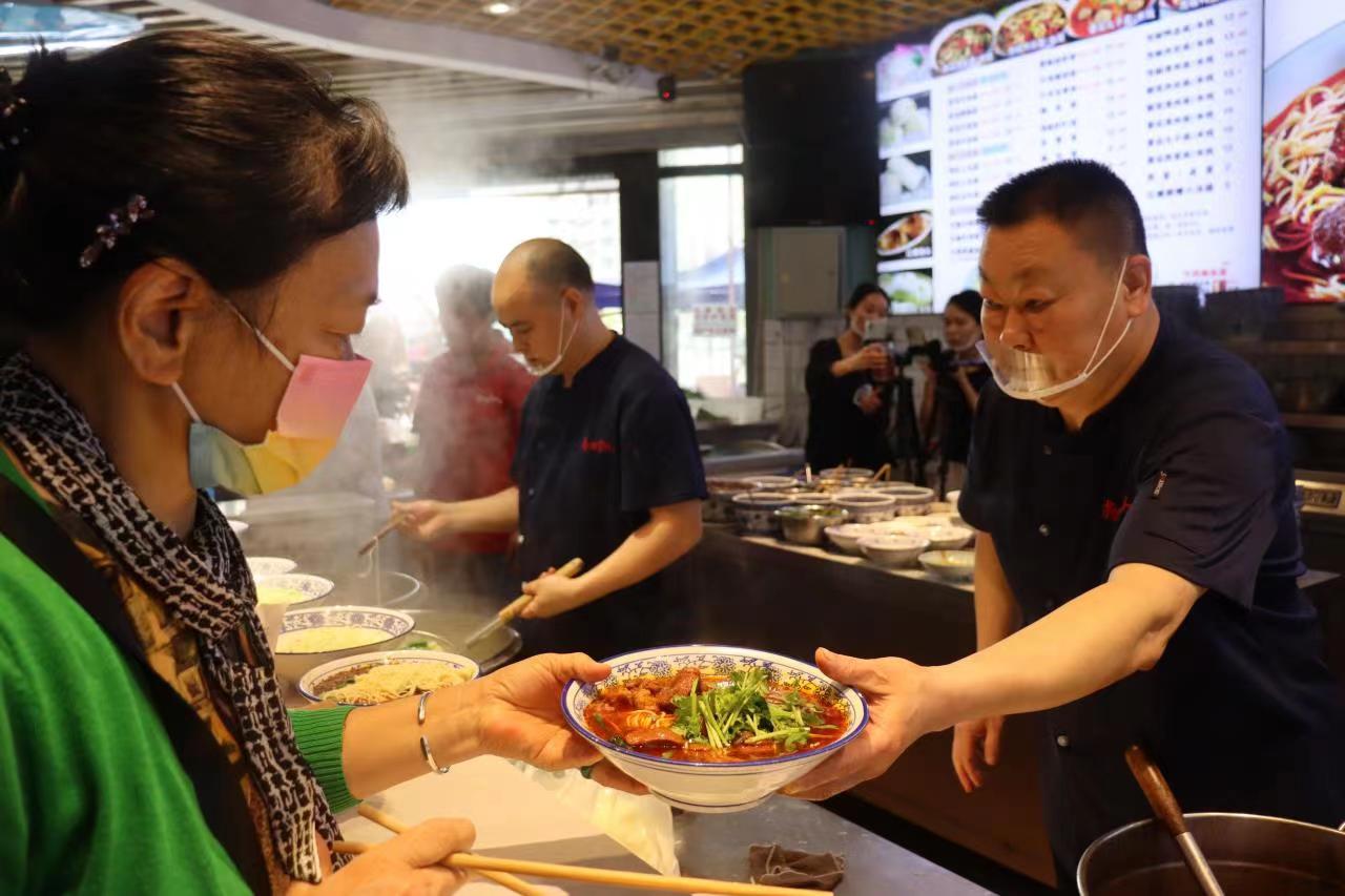 重庆社区食堂运营,重庆首家大型社区食堂