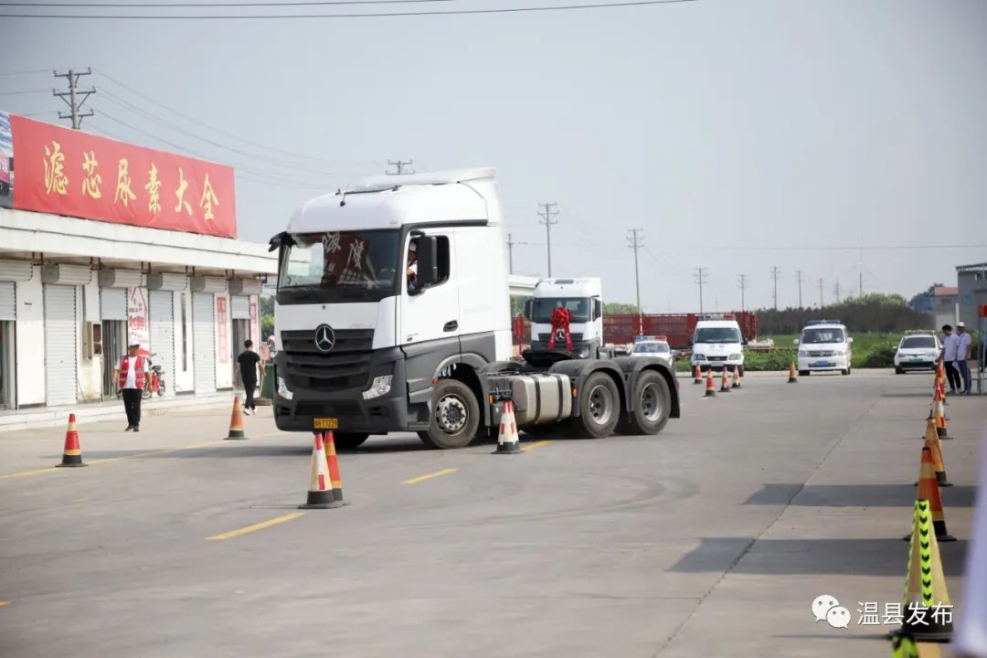 看渣土车司机的开车技术,看看大货车司机技术怎么样