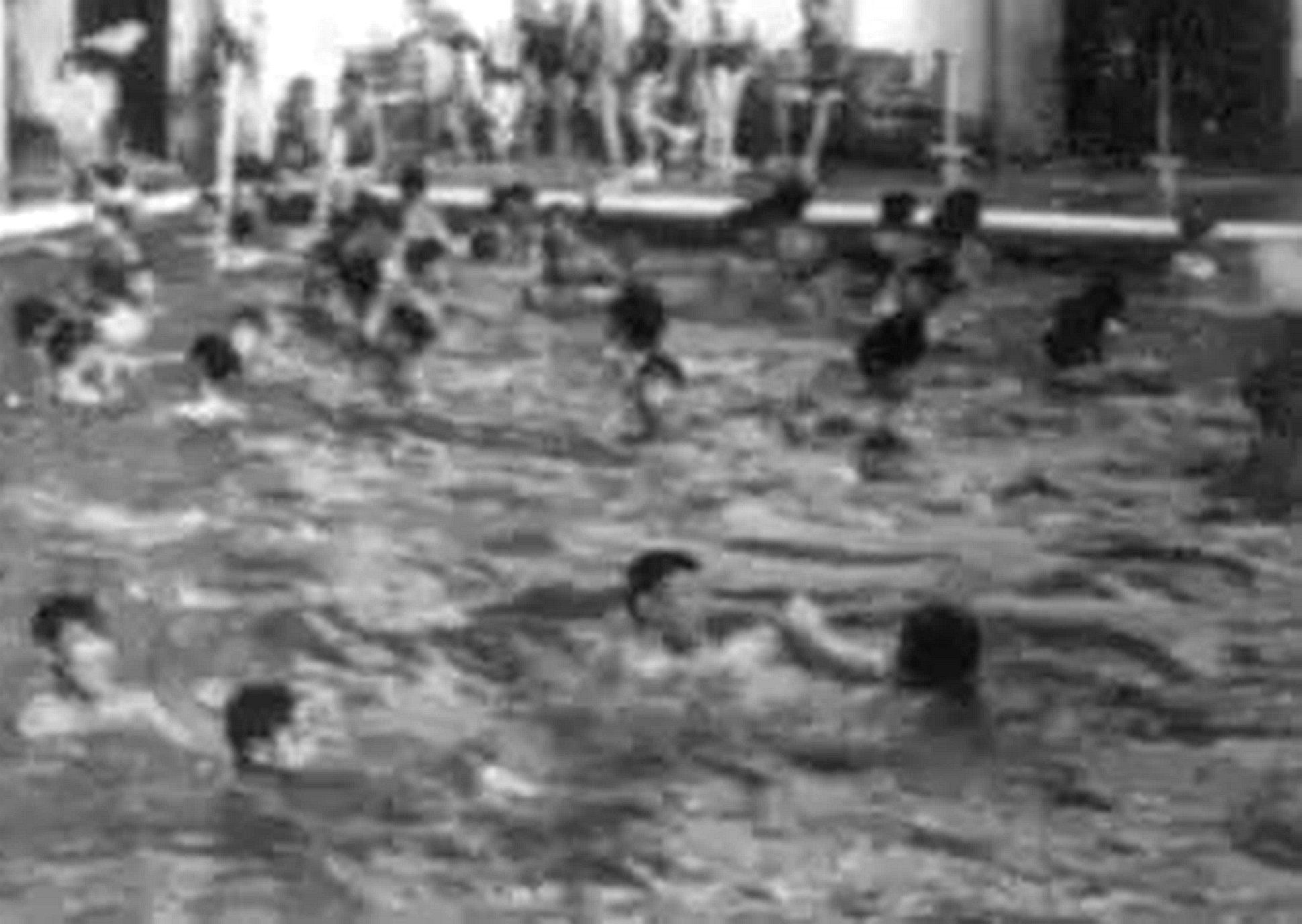 保定五中9：响应号召八中门前游泳，考入深池就靠蛙泳一姿