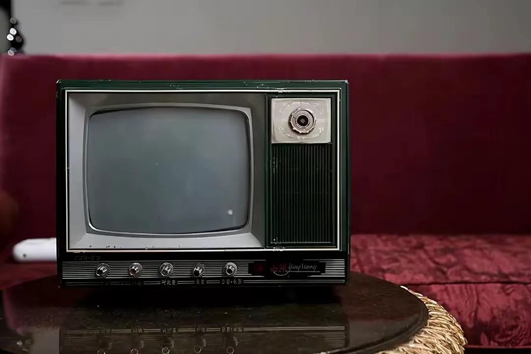 你可还记得黑白电视机上的彩色贴膜？回顾一些八九十年代生活用品