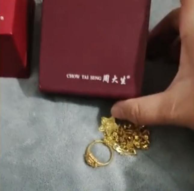 河南一女子在金店买三金，4年后发现竟不是千足金，发票暗藏猫腻