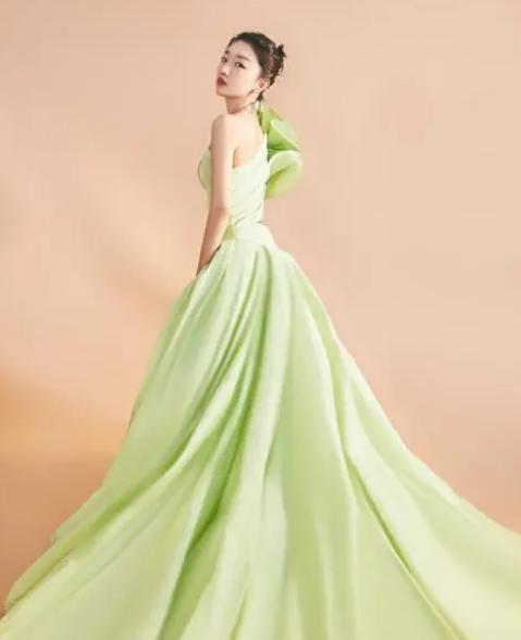 有一种“尴尬”,叫周冬雨玩性感