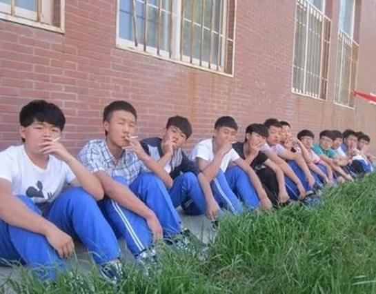 衡水一中学孩子因抽烟回家反省两周,合理吗?网友:先抽颗烟压压惊
