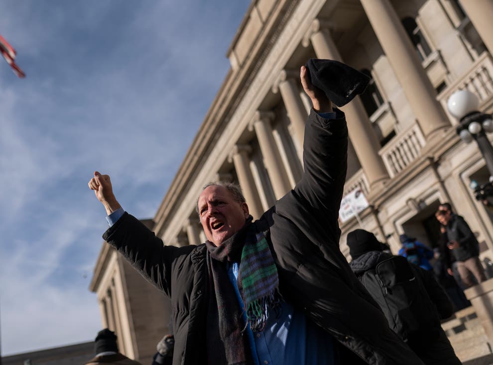 枪击致二人死的白人青年被判无罪后立刻见了特朗普，极右人士欢呼“今后有了开枪许可”，美国多地进行抗议