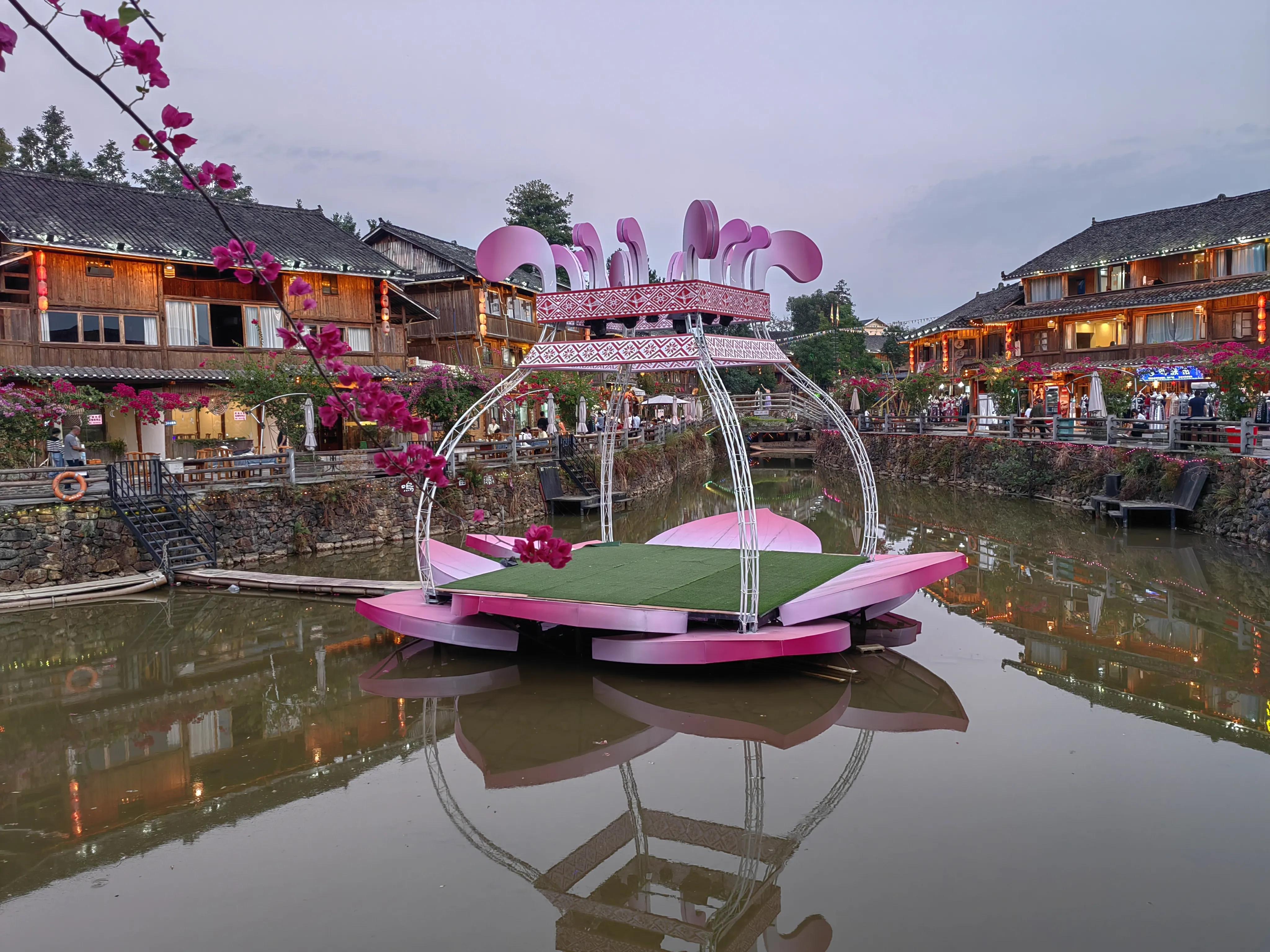 融水梦呜苗寨:夜景亮,美女多,是真的吗?