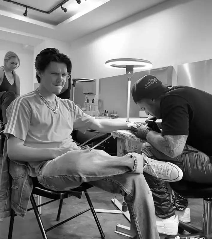 贝嫂狂晒48岁小贝半裸翘臀照，全球网友狂欢：谢嫂子带看男菩萨！