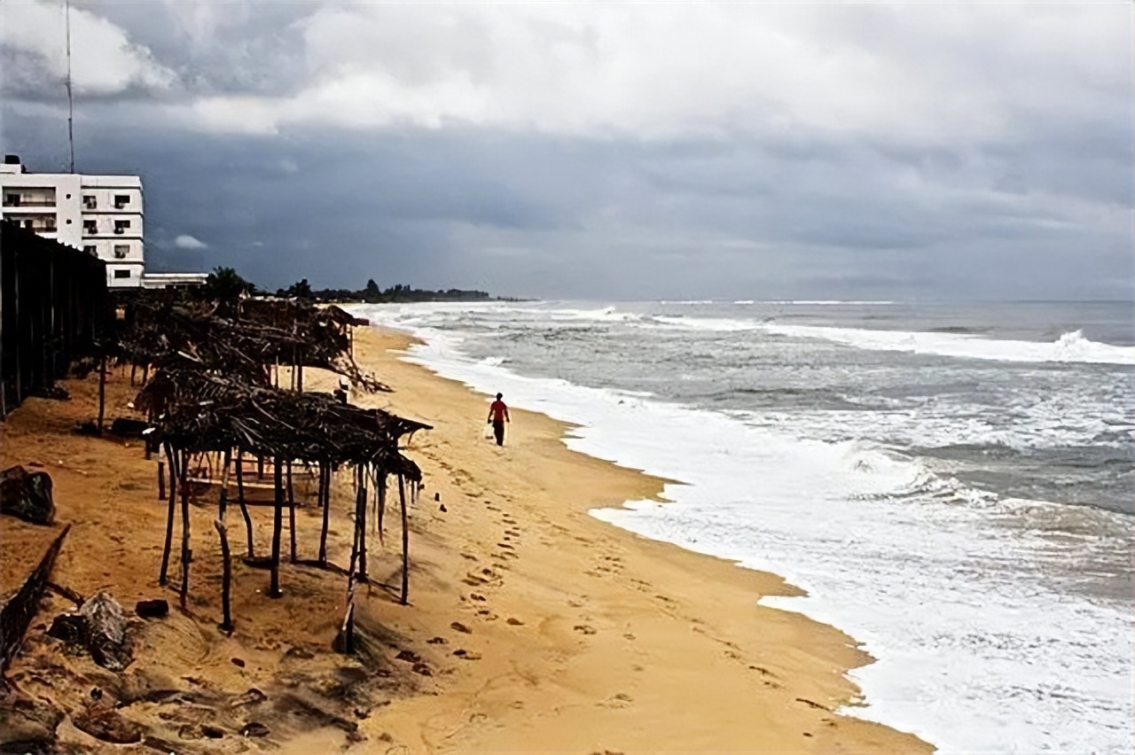 没见过这么穷的国家，买双拖鞋还要分期，一下雨半个国家都瘫痪
