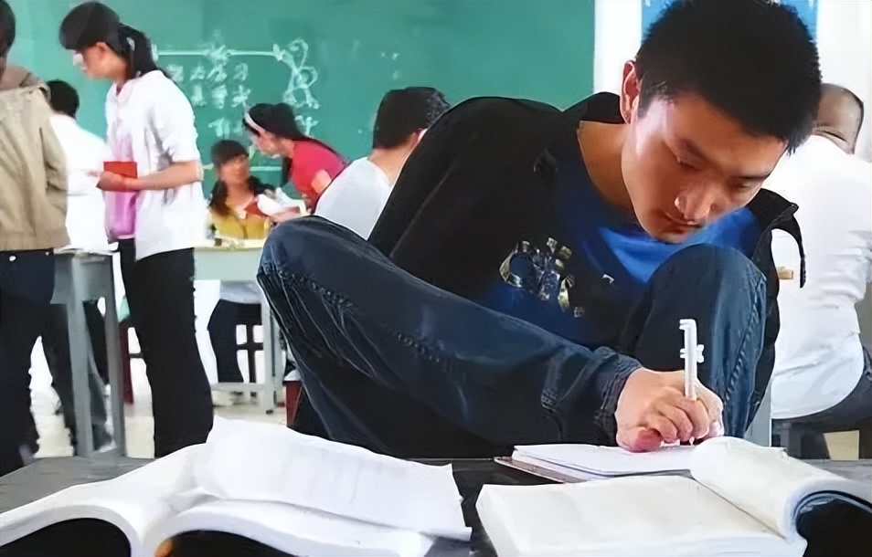 无臂高考状元杨孟衡大型纪录片,杨孟衡用脚写字