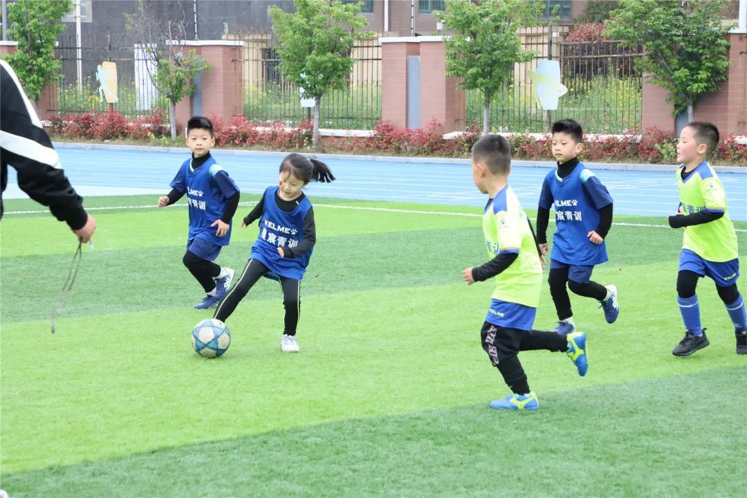 缤纷校园|飞吧，足球！