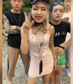 牌牌琦现状在哪,牌牌琦站在库里南上的照片