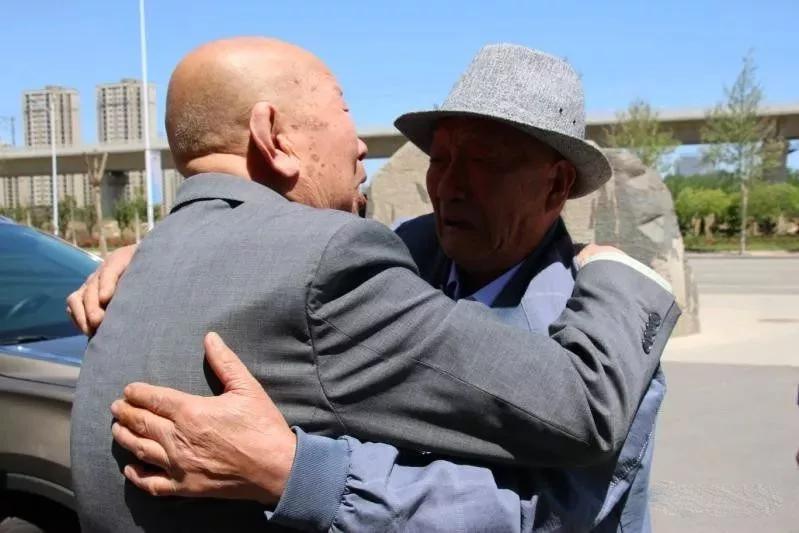 92岁老兵回忆抗美援朝数次落泪,82岁抗战老兵时隔60年与原配重逢