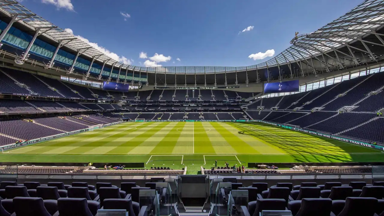 父亲节带着爸爸一起踢球,父亲节孩子和爸爸的篮球互动