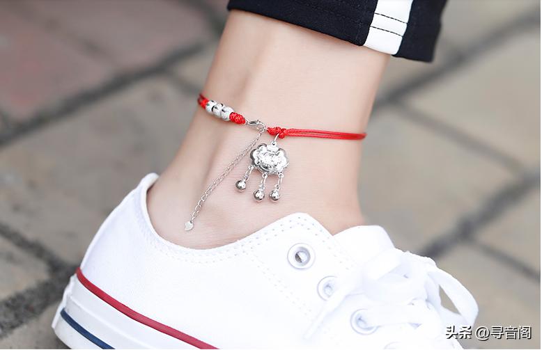 女子脚踝系红绳啥意思,女生脚踝上系的红绳有什么说法么