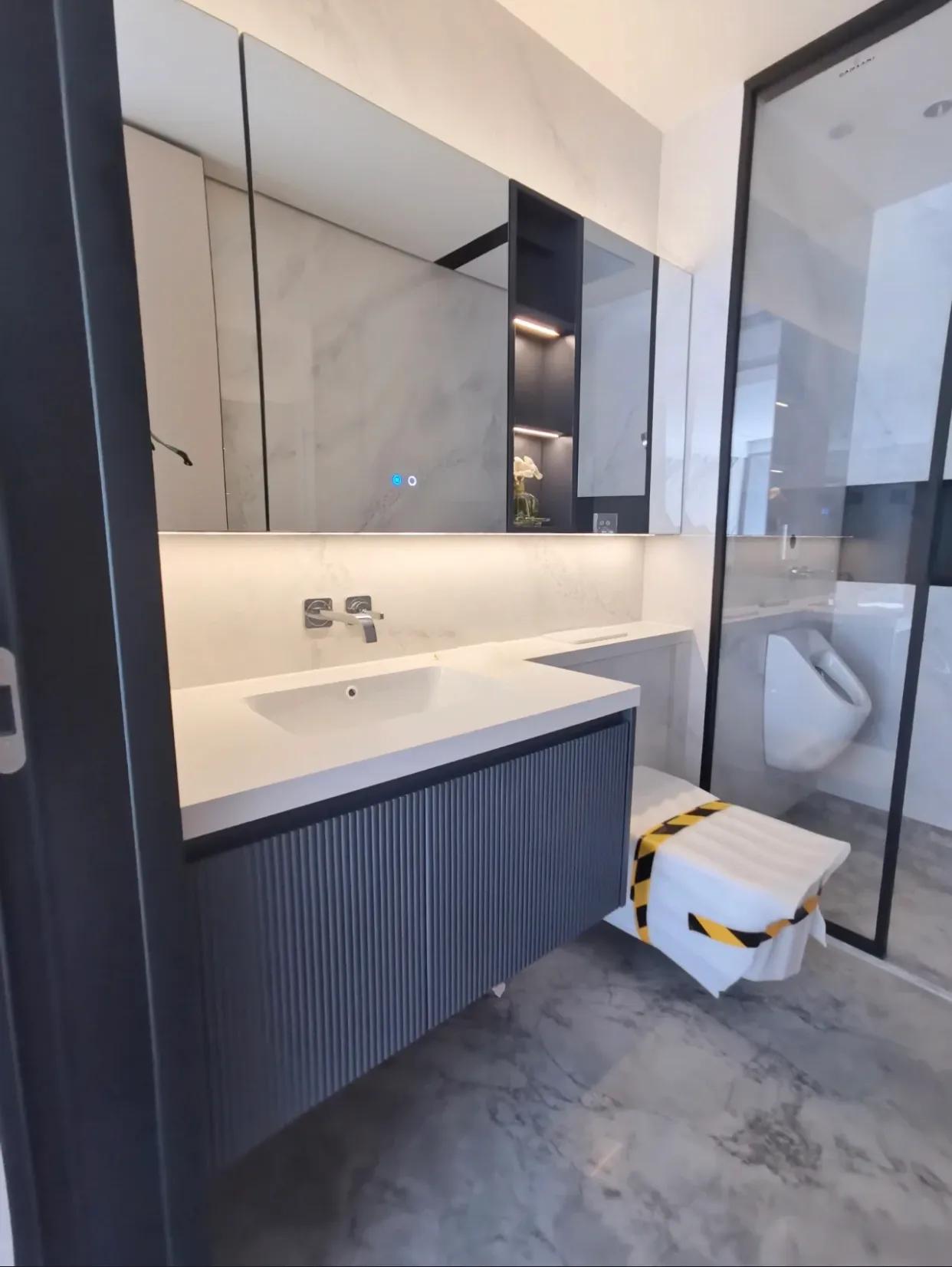 浴室柜一体盆选陶瓷好还是岩板好,浴室柜是用一体陶瓷盆还是大理石