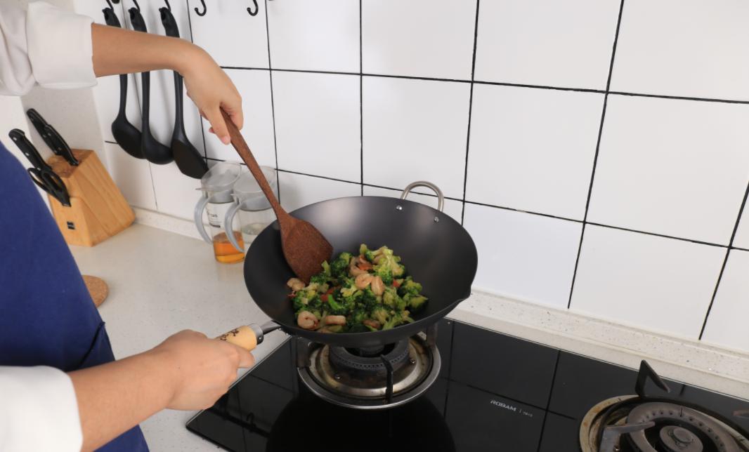 生铁锅和熟铁锅到底哪个好用,生铁锅与熟铁锅各有哪些优缺点