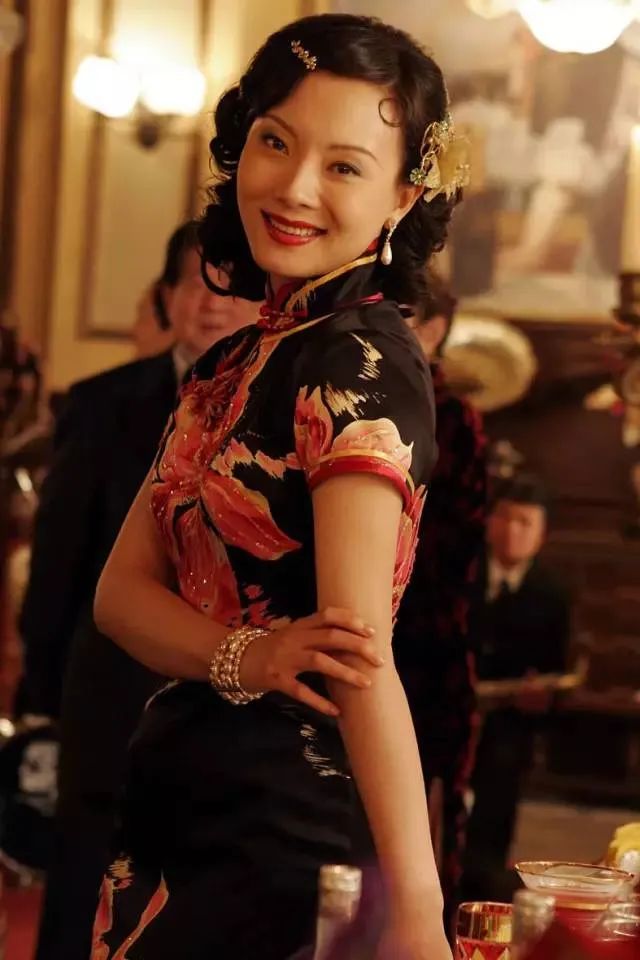 刘嘉玲关晓彤同框,穿旗袍大秀窈窕好身材