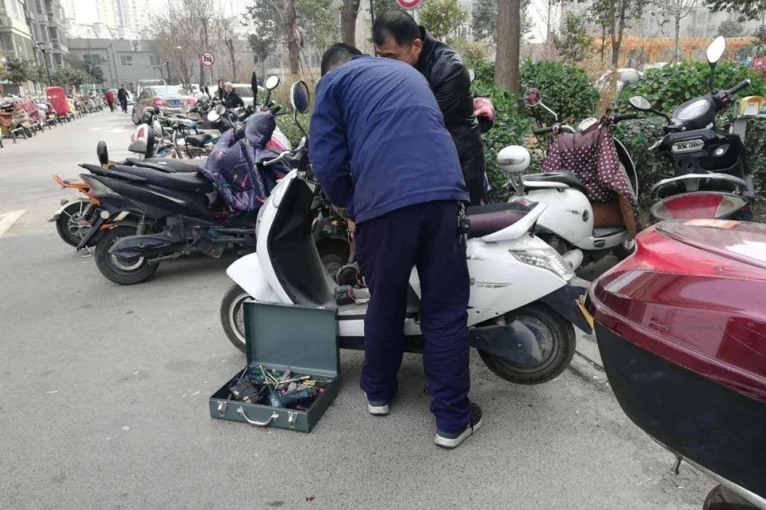 电动车充电10小时不变绿灯怎么办,电动车充电不跳绿灯可以一直充吗