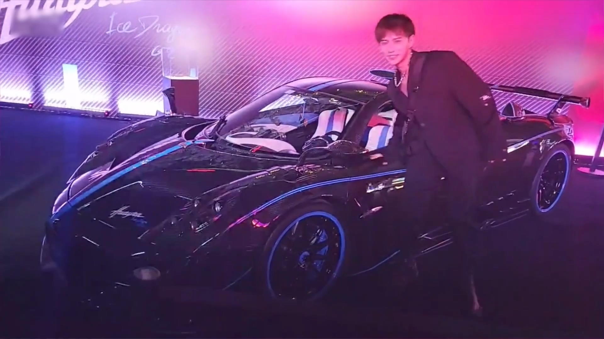 童锦程酒吧开业场面,童锦程酒吧开业震撼场面