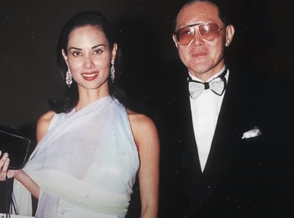 86岁赵世曾携女伴现身街头,赵世曾为女朋友庆生