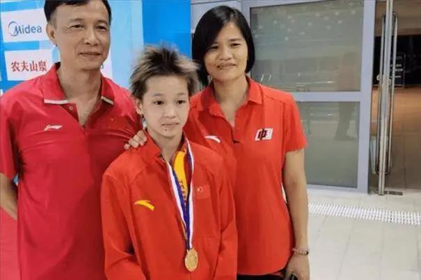 奥运冠军全红婵与他人合影,奥运冠军全红婵简历