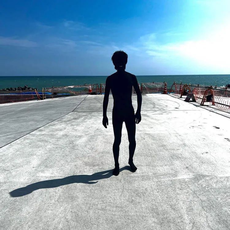 日本小哥在身上涂油漆,小哥把世界上最黑的颜料涂在身上