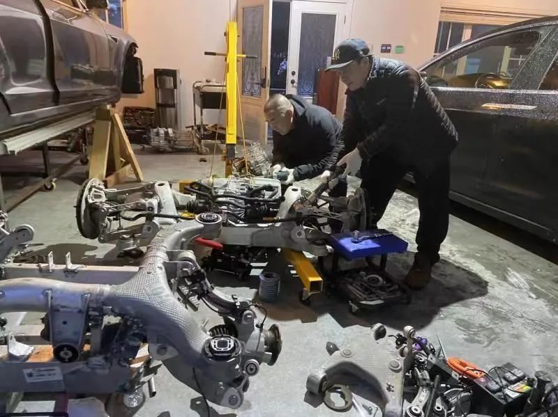 女儿不爱坐劳斯莱斯！华人男子花4年把它改成电动车