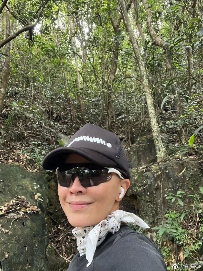 刘嘉玲与梁朝伟恩爱合照穿小香风,刘嘉玲梁朝伟红毯动图