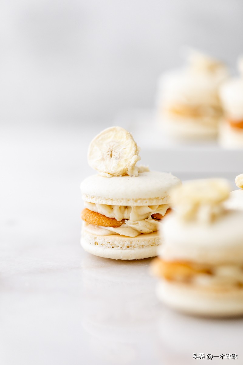 香蕉布丁风味法式马卡龙、香蕉布丁糖霜、尼拉威化饼和冻干香蕉