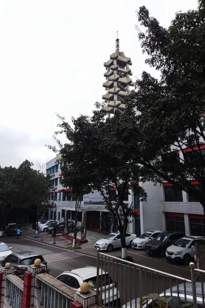 不应被隐入尘烟的重庆大坪角落，却是五十年前风华绝代的高贵