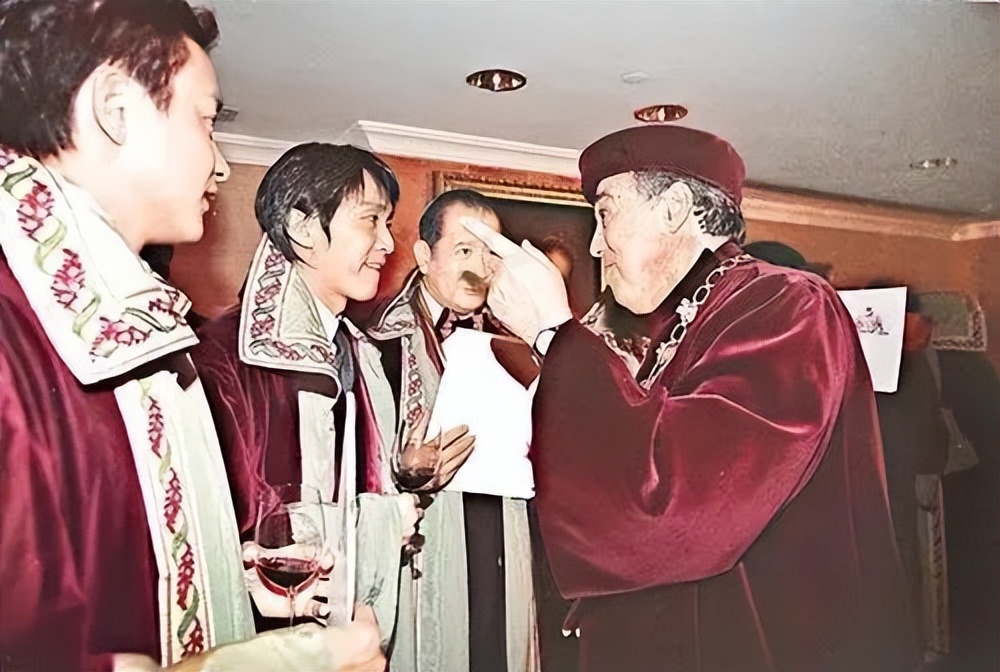 平平无奇一张合照，里面这个竟然价值百万！